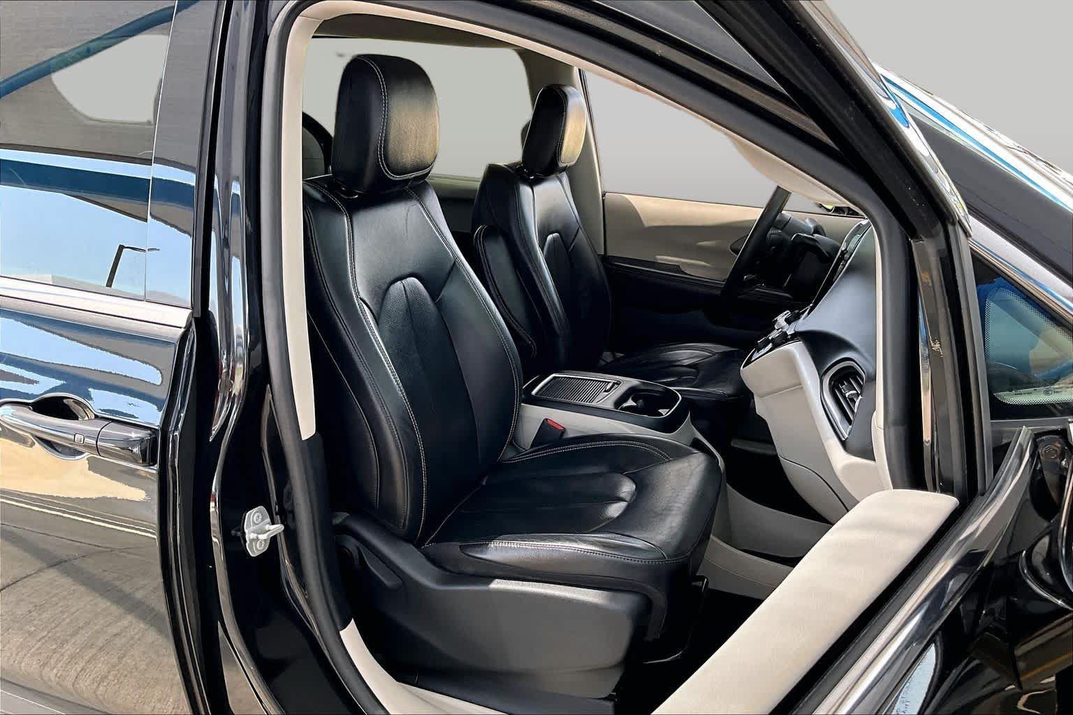Used 2022 Chrysler Pacifica Touring-L FWD image 9