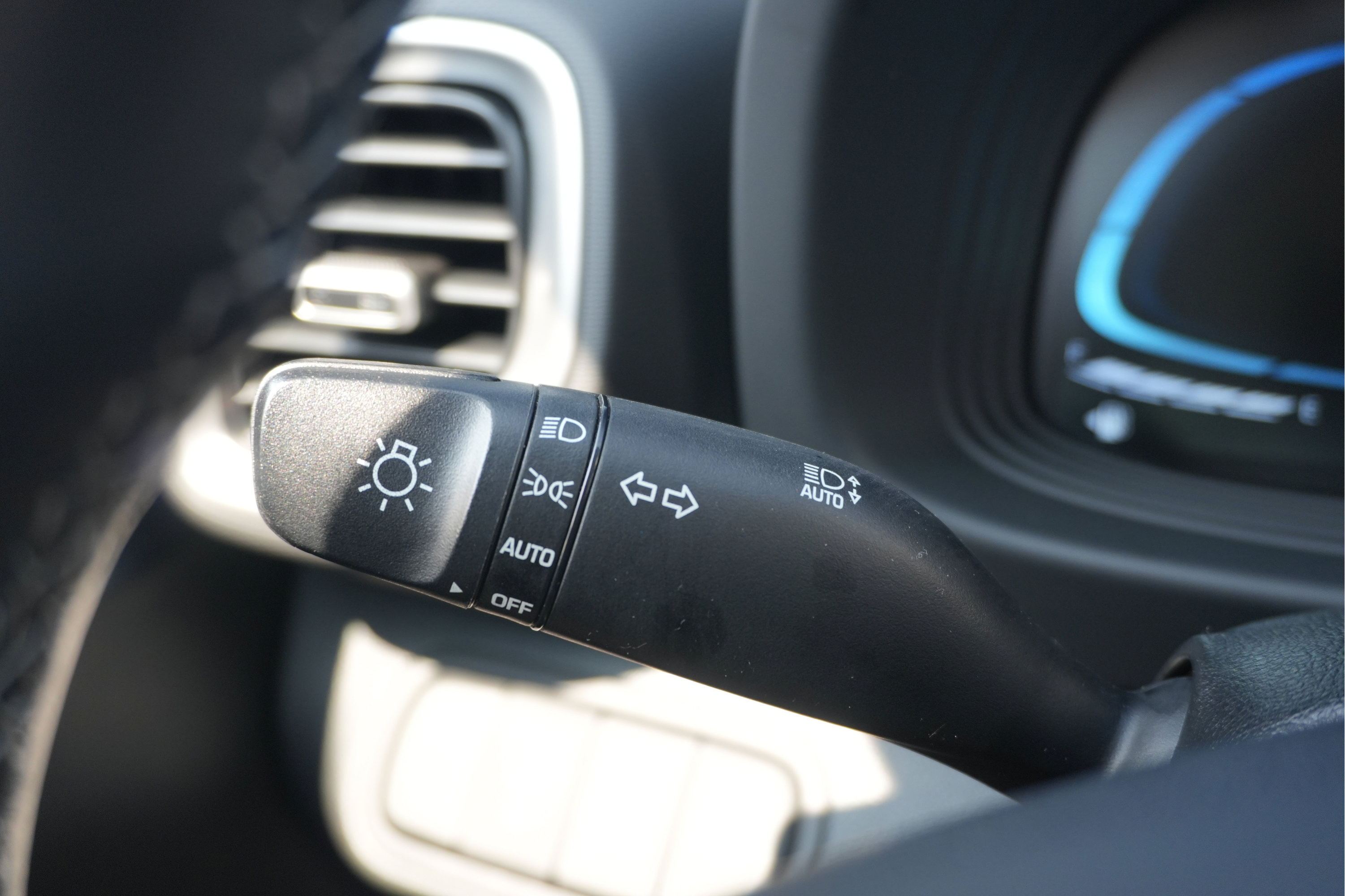 Used 2025 Hyundai Venue SEL FWD image 37