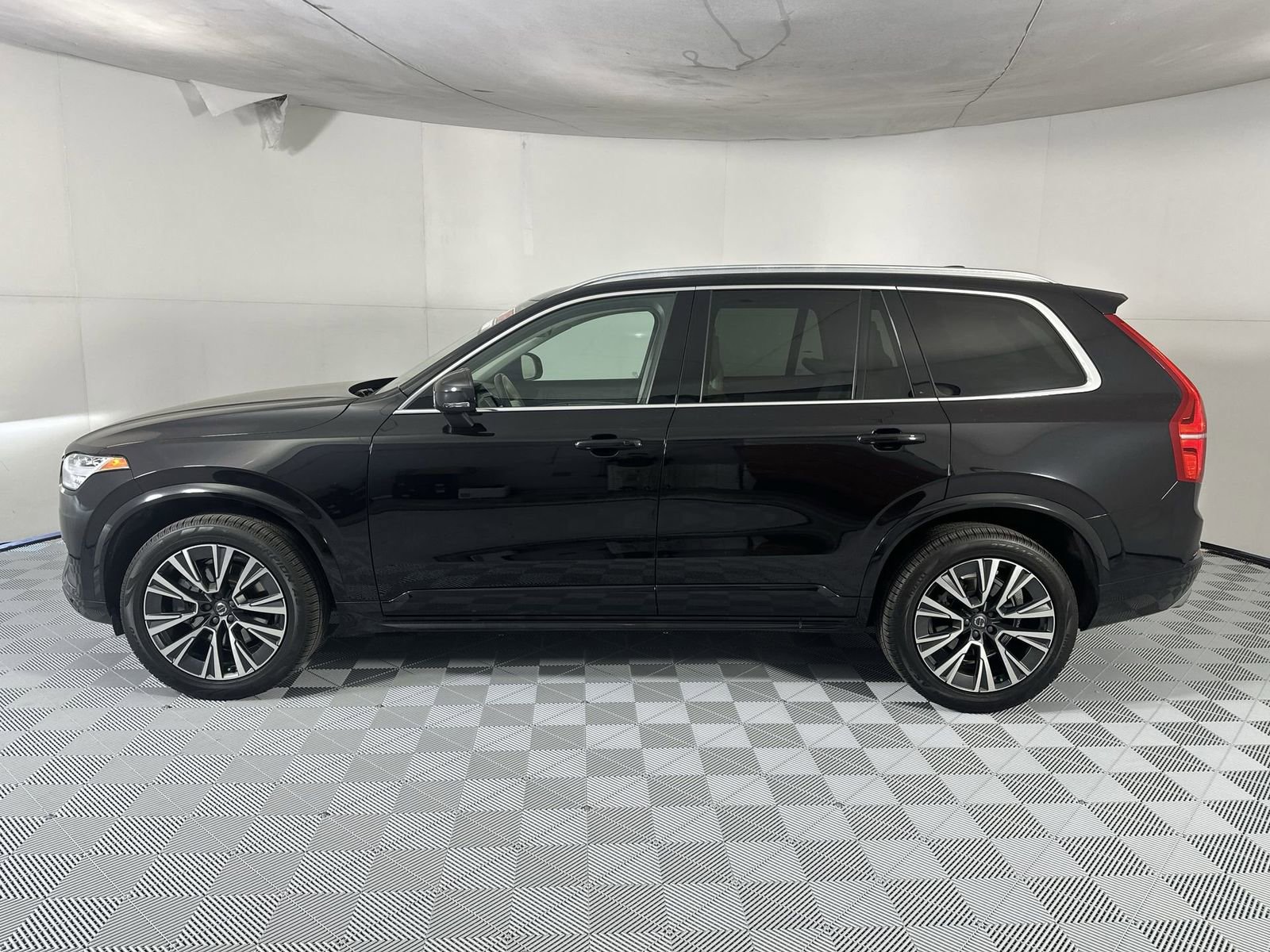 Used 2020 Volvo XC90 T5 Momentum w/ Protection Package Premier FWD image 5
