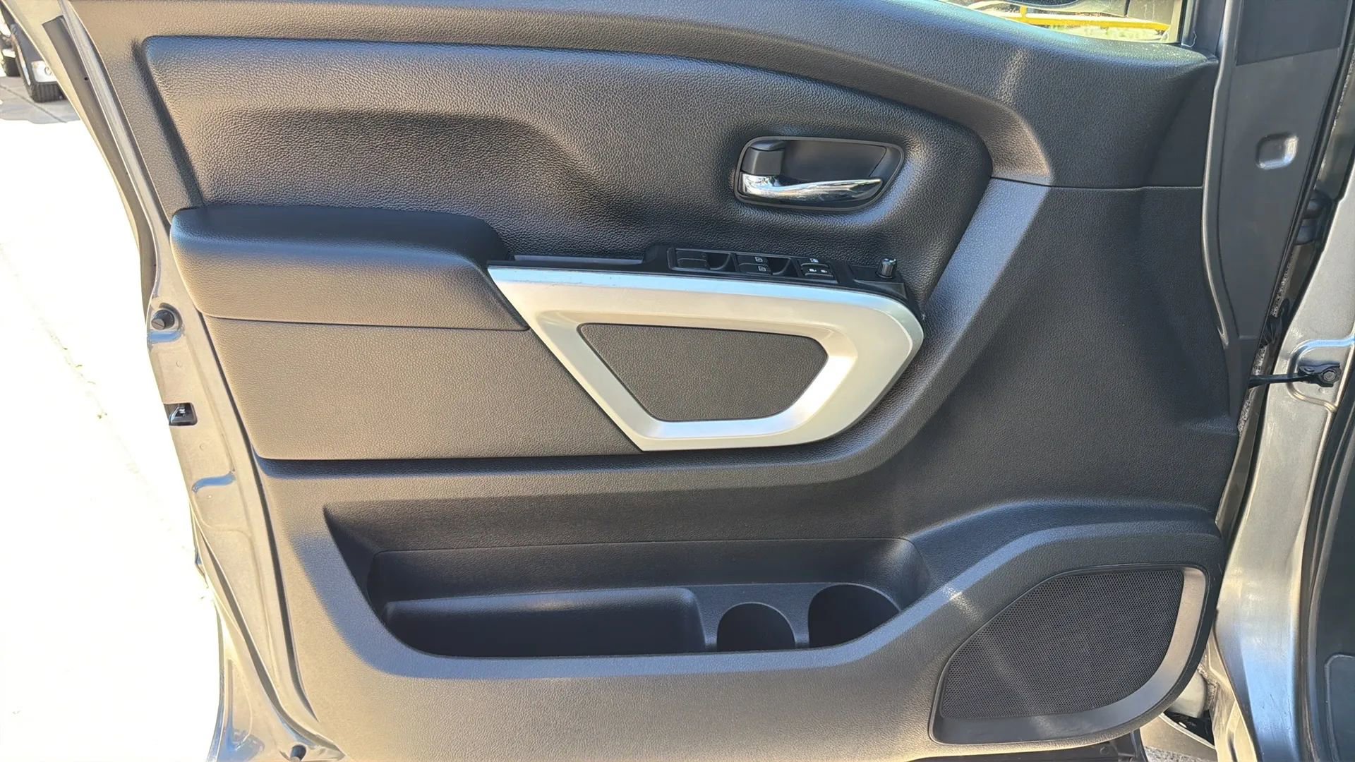 Used 2018 Nissan Titan SV RWD image 13
