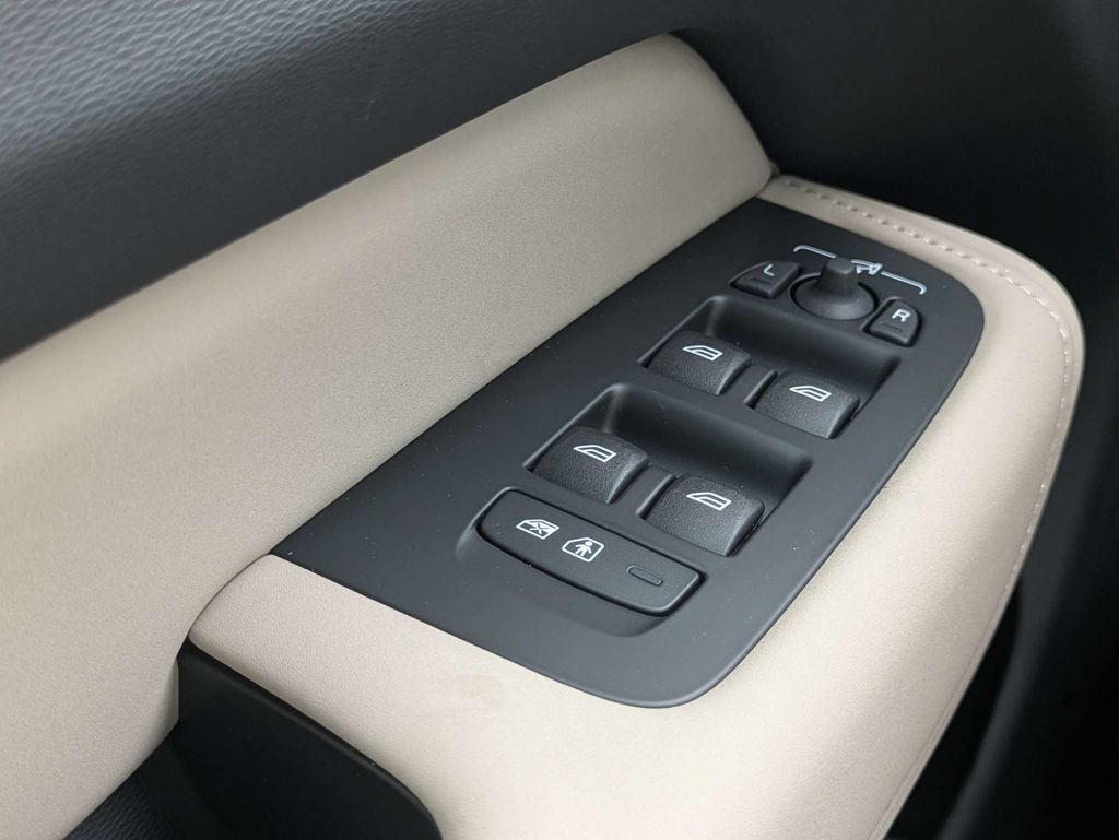 New 2026 Volvo XC60 B5 Core AWD/4WD image 26