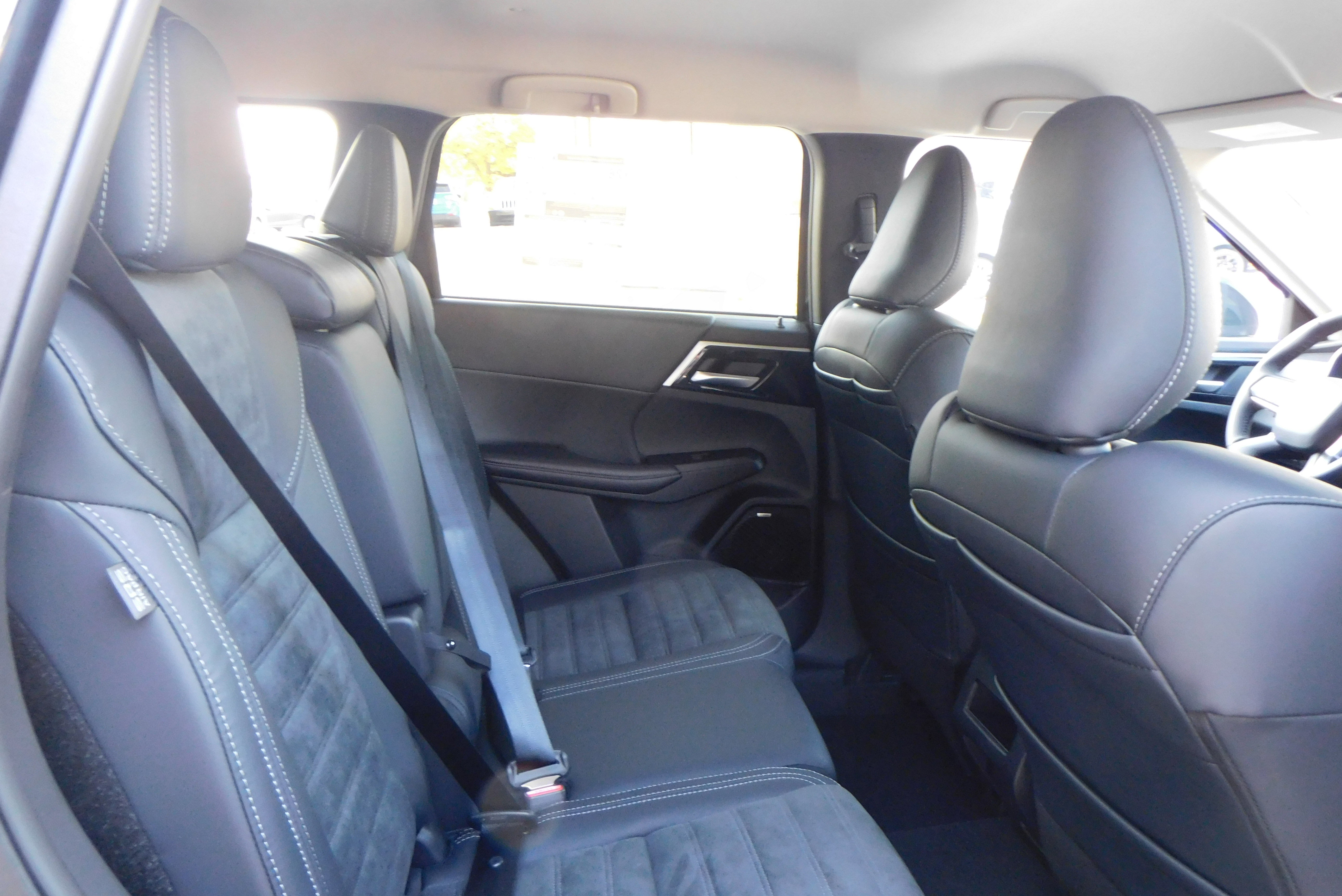 New 2025 Mitsubishi Outlander SE image 21
