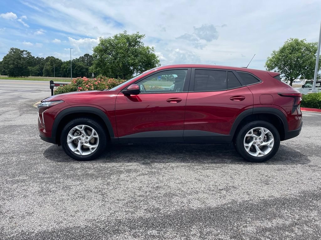Used 2025 Chevrolet Trax LS w/ LS Convenience Package FWD image 4