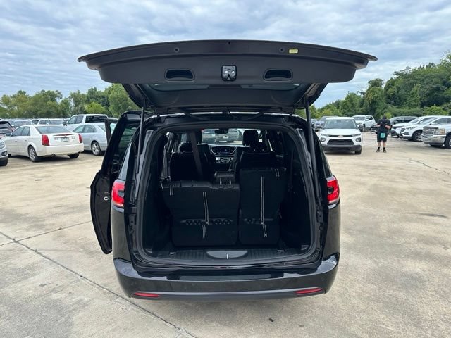 Used 2025 Chrysler Pacifica Limited FWD image 12