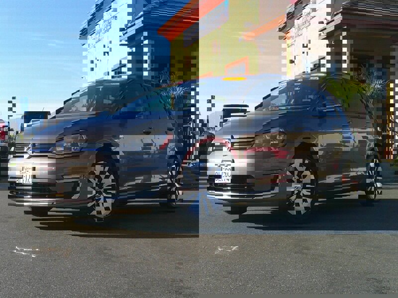 Used 2016 Volkswagen e-Golf SE w/ DC Fast Charging Package FWD image 1