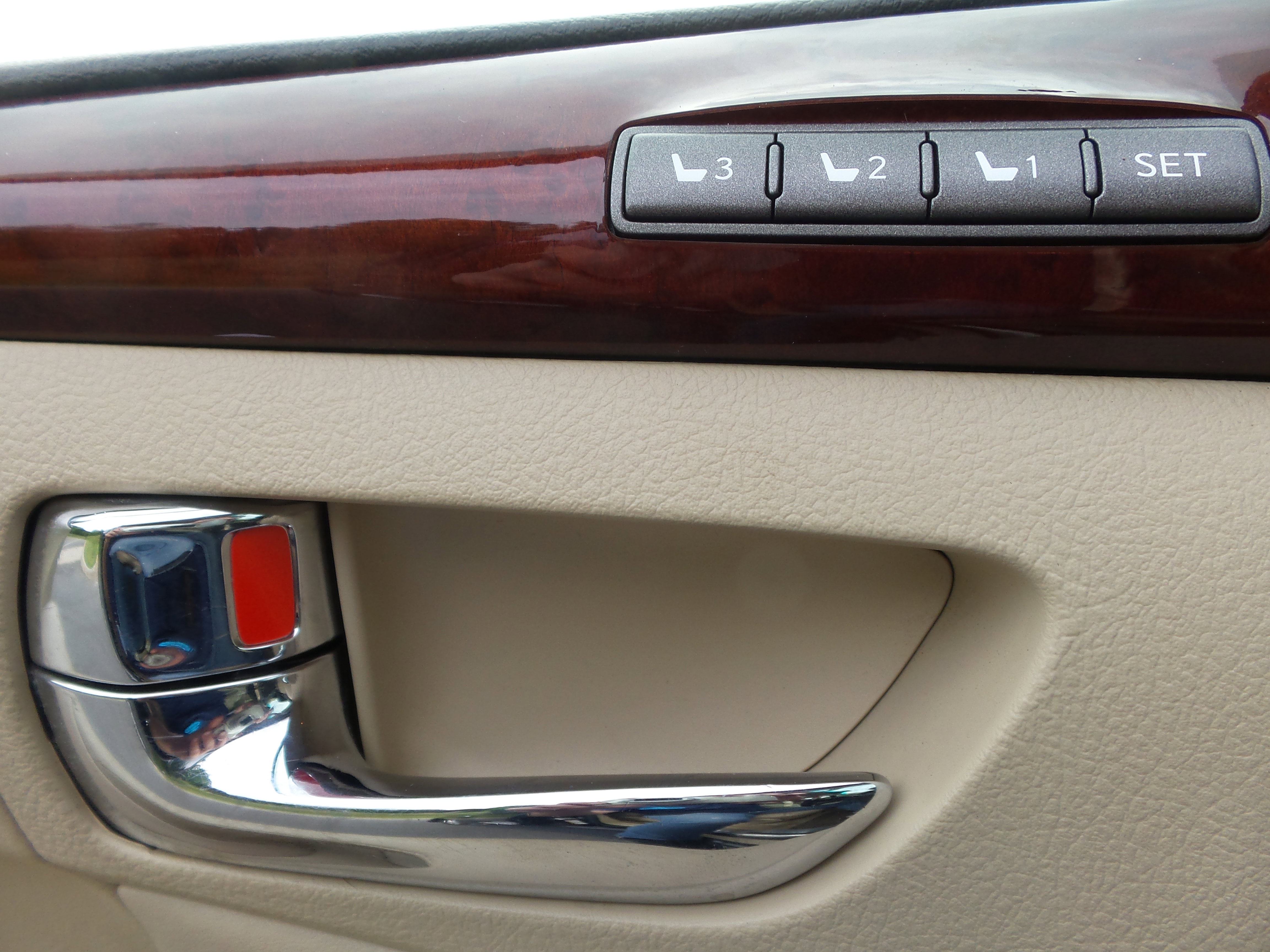 Used 2011 Lexus LX 570 4WD image 25