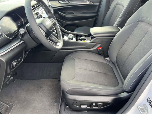 Used 2023 Jeep Grand Cherokee Laredo image 24