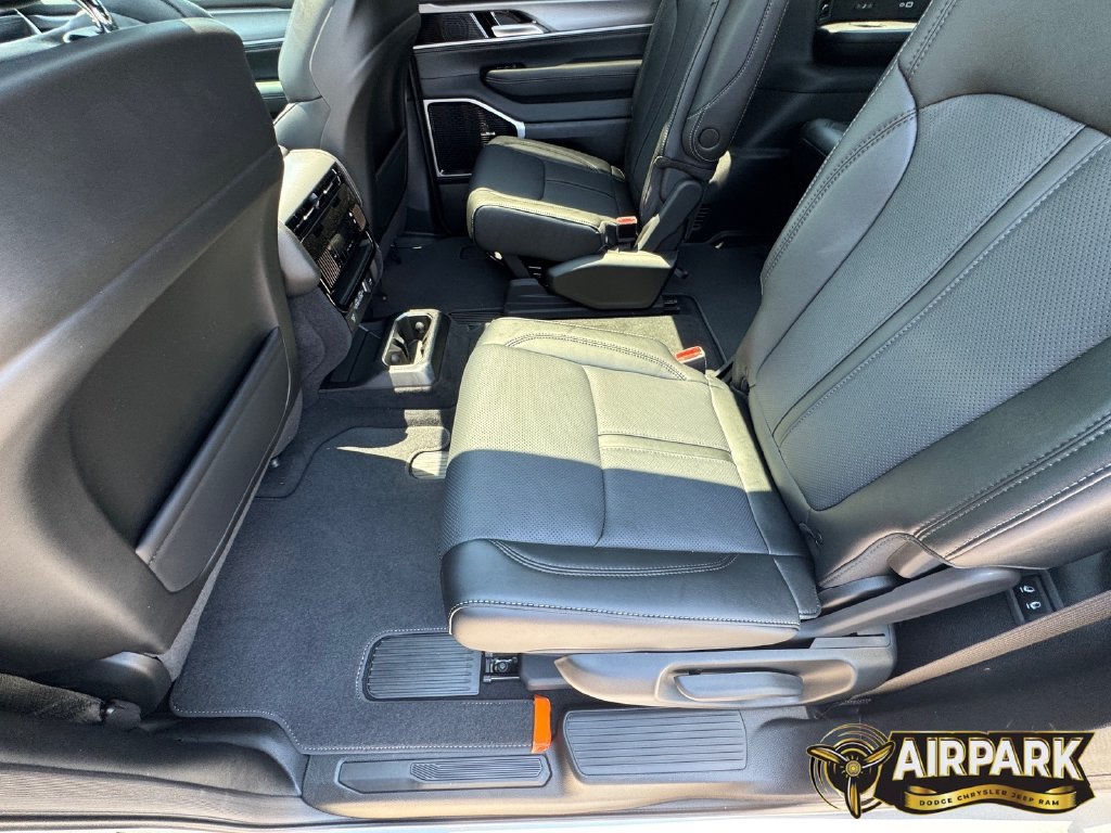New 2026 Jeep Grand Wagoneer Limited AWD/4WD image 16
