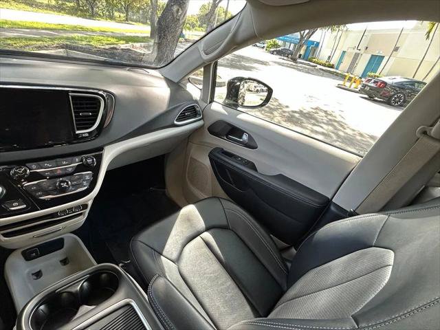 Certified 2024 Chrysler Pacifica Touring-L FWD image 11