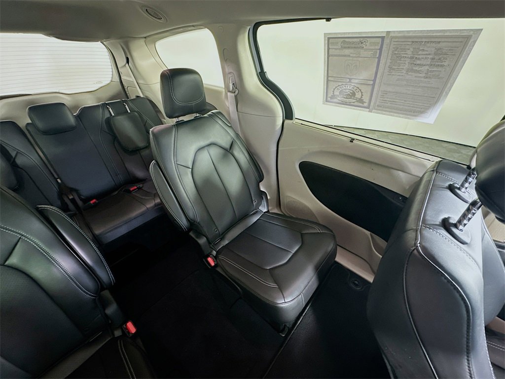 Used 2024 Chrysler Pacifica Touring-L image 14