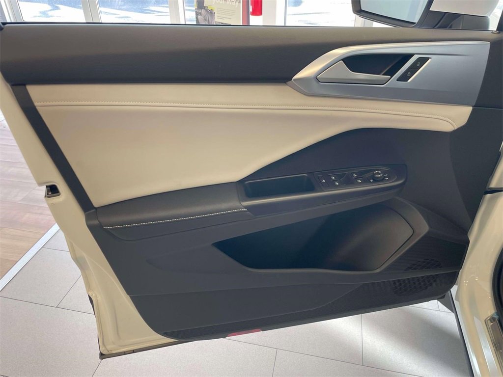 New 2025 Volkswagen Taos SE image 18