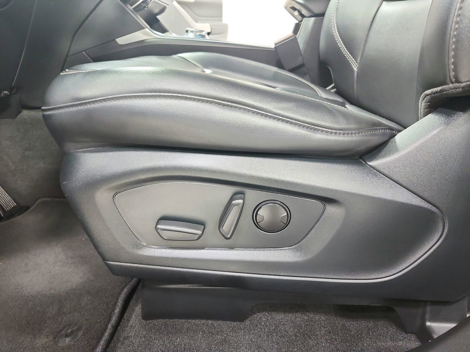 Used 2024 Ford Explorer XLT w/ Equipment Group 202A image 20