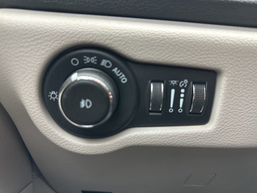 Used 2022 Chrysler Pacifica Touring-L w/ Uconnect Theater Family Group image 14