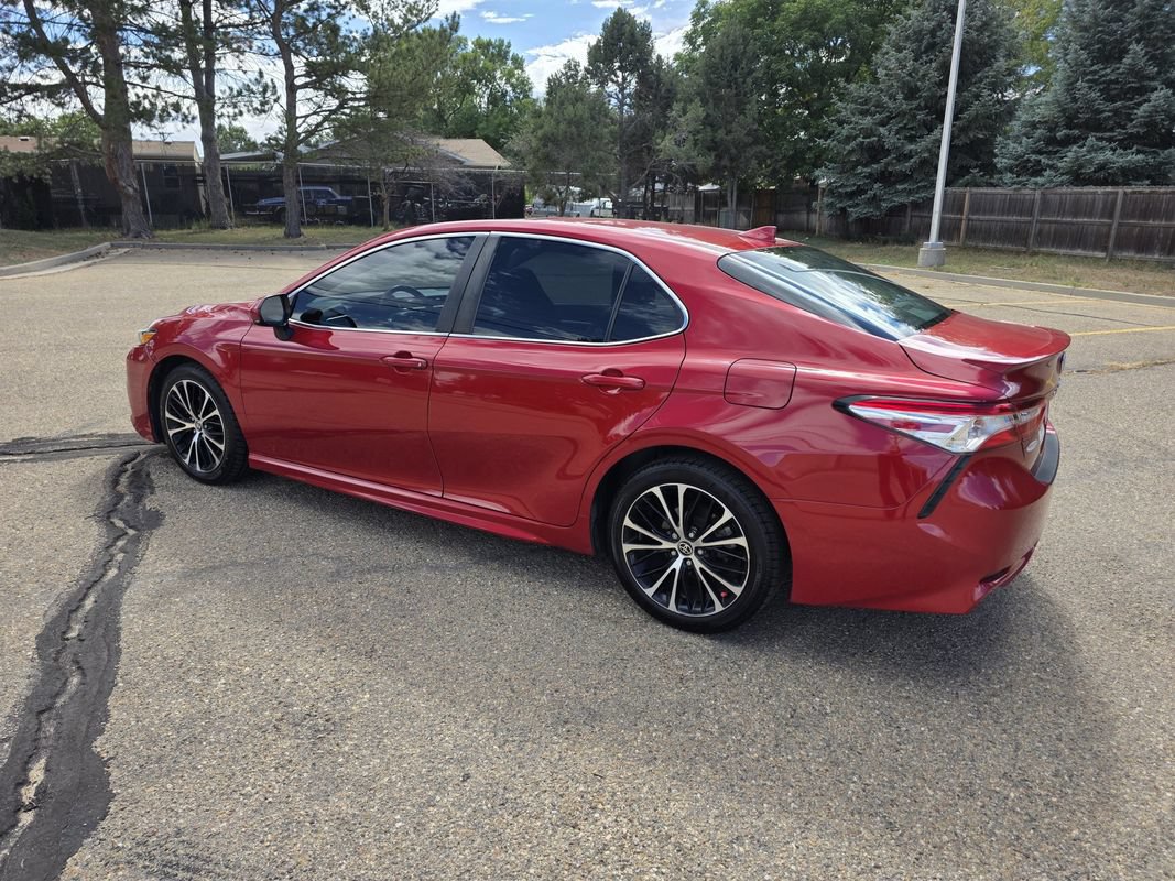 Used 2020 Toyota Camry SE FWD image 3