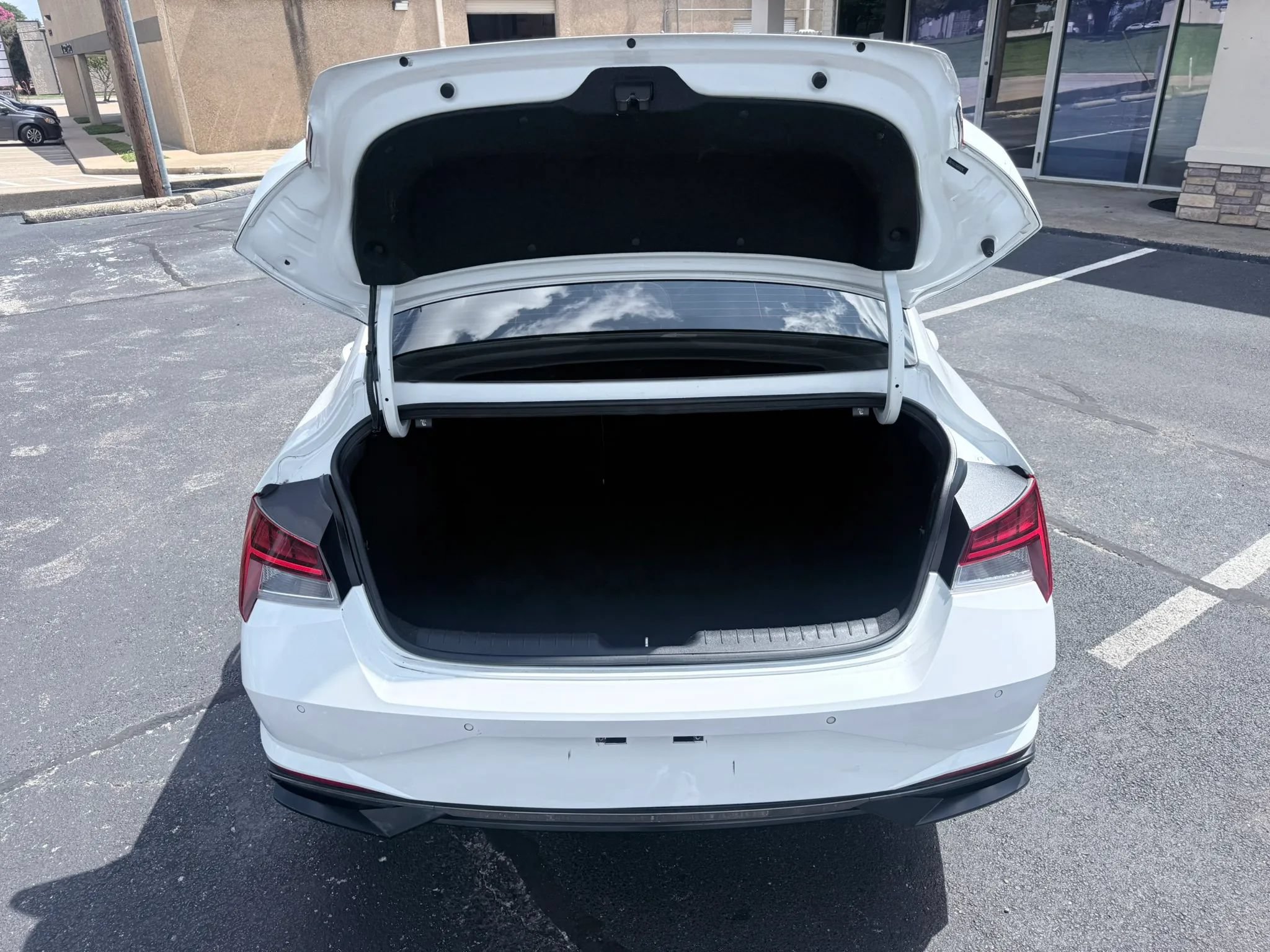 Used 2021 Hyundai Elantra Limited w/ Cargo Package FWD image 7
