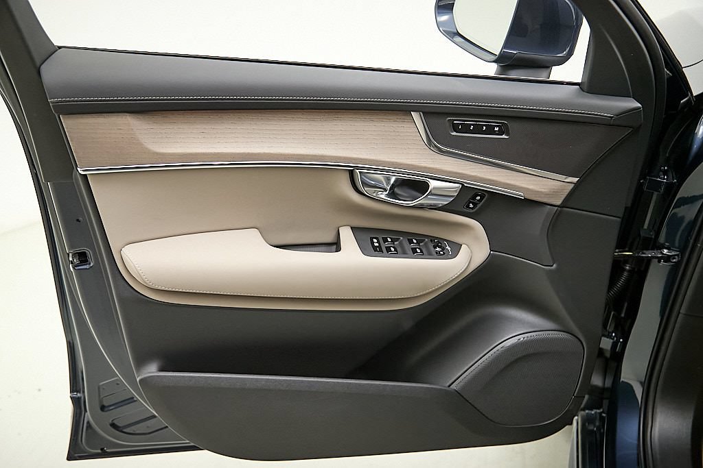 New 2026 Volvo XC90 B6 Plus w/ Protection Package AWD/4WD image 9