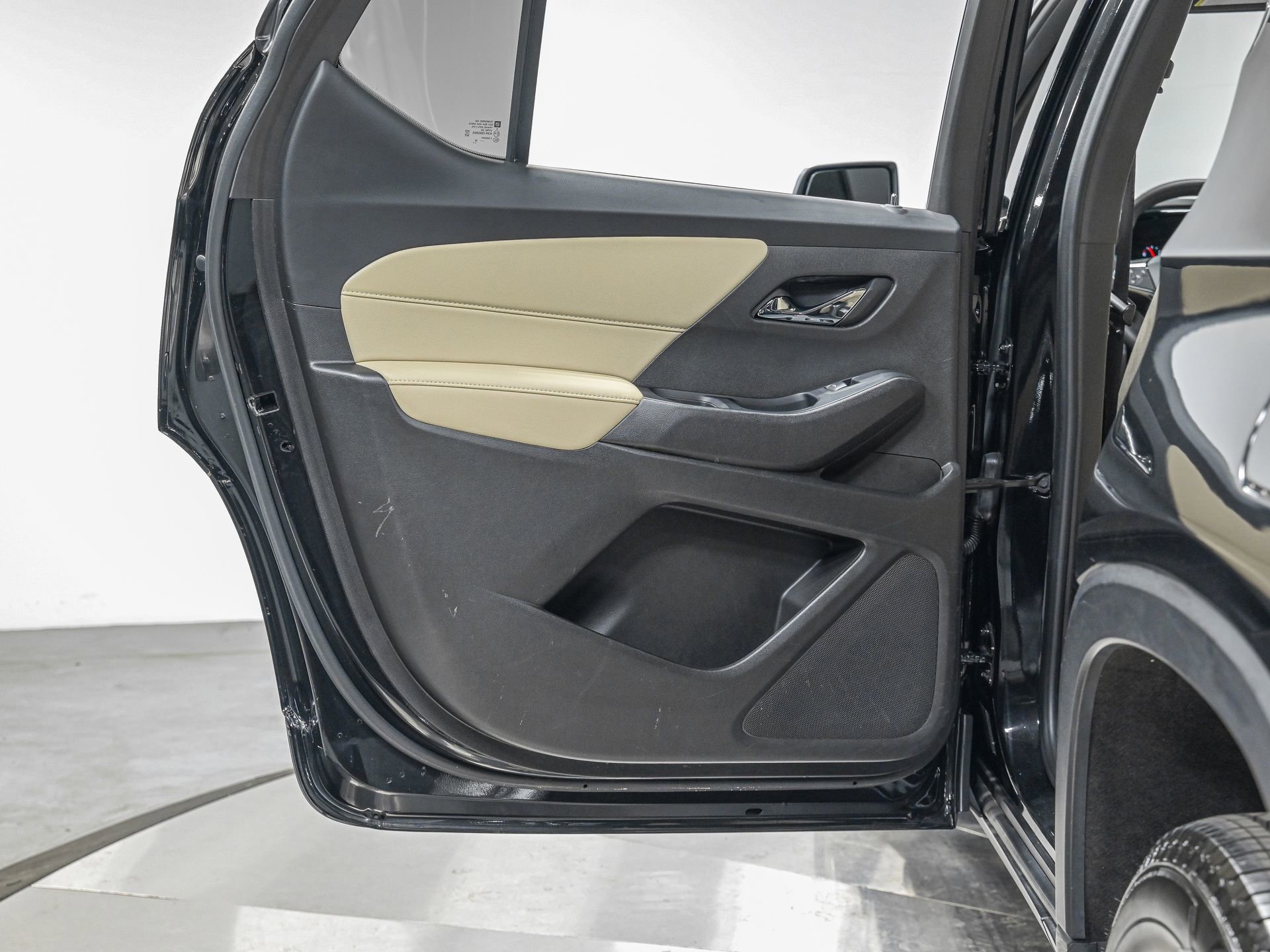 Used 2023 Chevrolet Traverse LS image 24