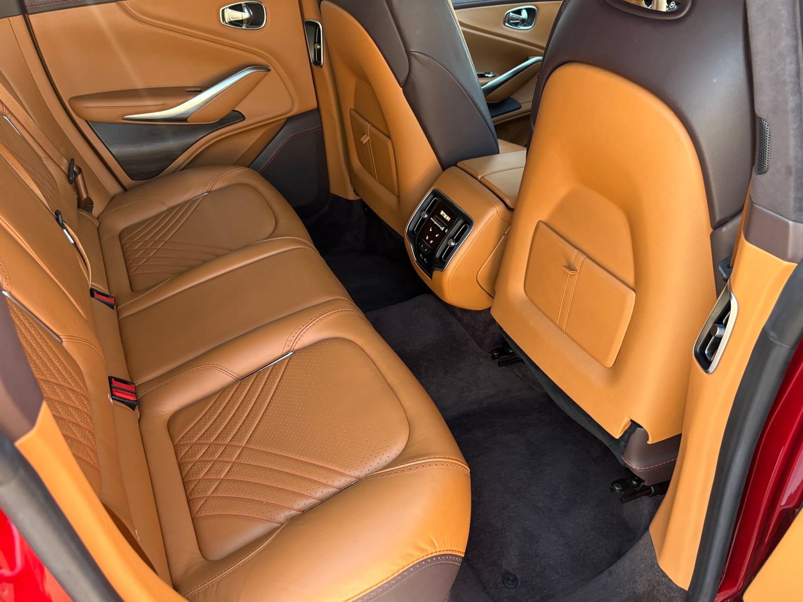 Used 2021 Aston Martin DBX AWD/4WD image 40