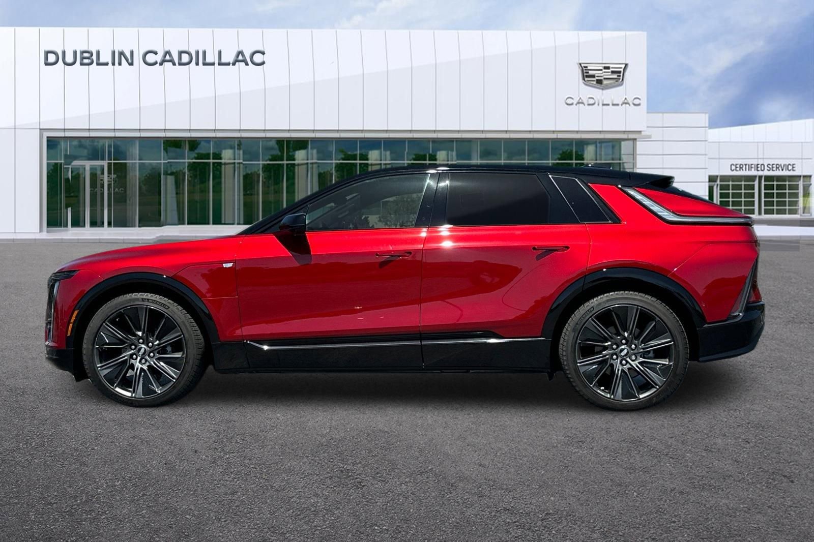 Certified 2026 Cadillac Lyriq Signature Sport w/ LPO, Floor Liner Package AWD/4WD image 7
