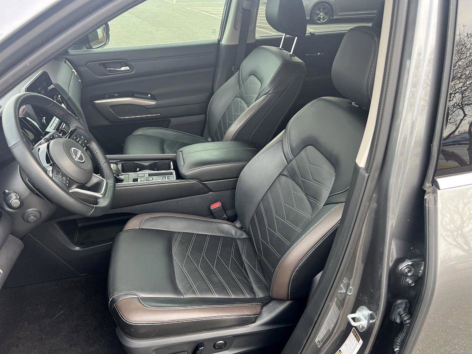 Certified 2024 Nissan Pathfinder Platinum w/ Black Appearance Package image 14