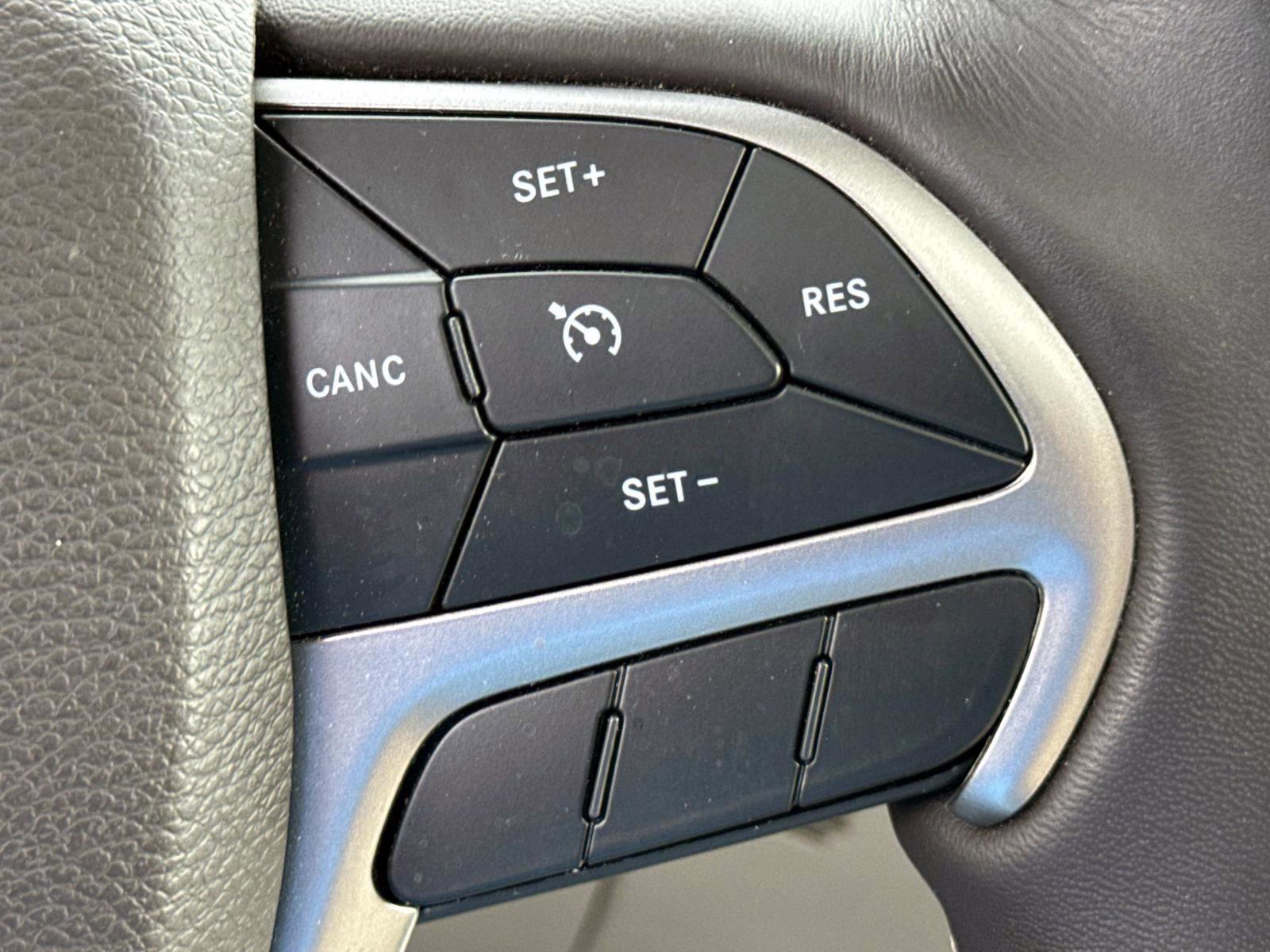 Used 2020 Jeep Grand Cherokee Overland AWD/4WD image 15