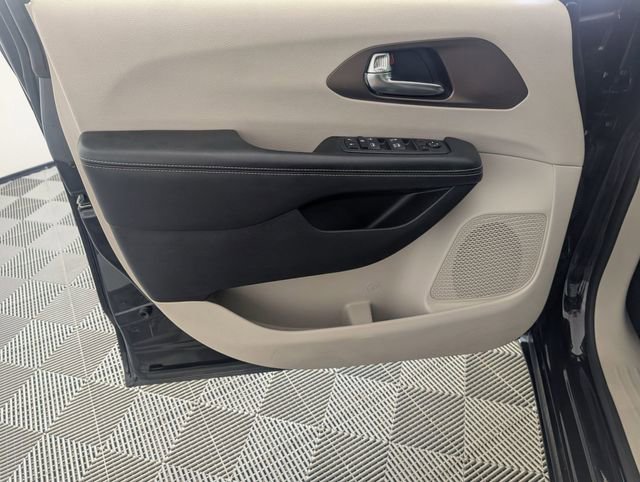 Certified 2023 Chrysler Voyager LX image 10