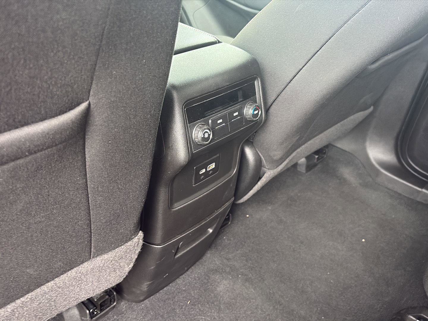 Used 2023 GMC Acadia SLE image 25