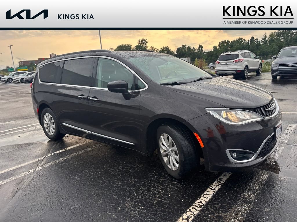 Used 2017 Chrysler Pacifica Touring-L FWD video 1