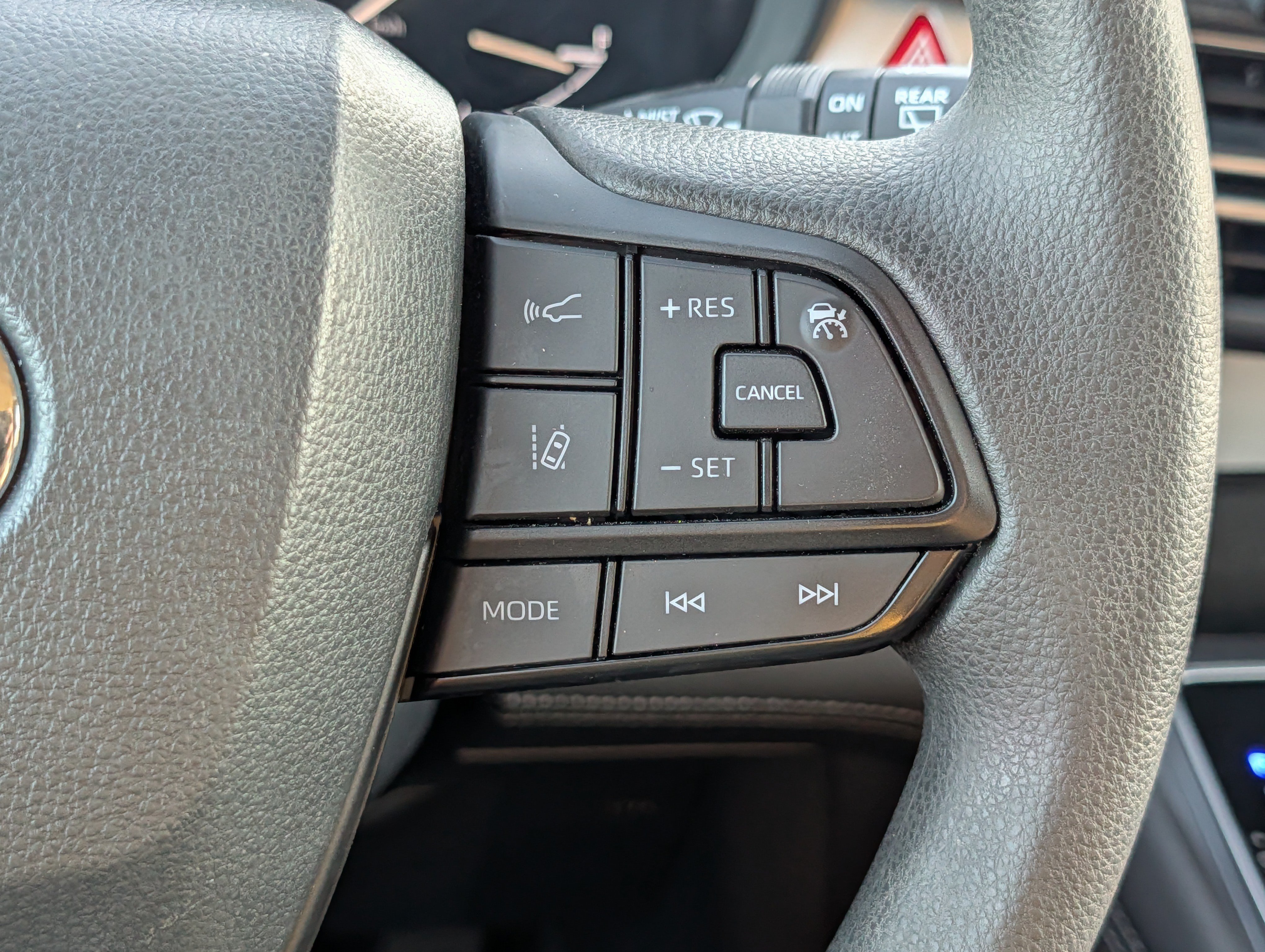 Used 2025 Toyota Sienna LE FWD image 30