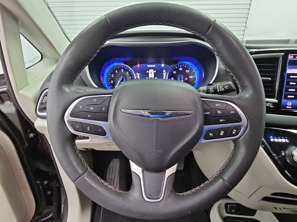 Used 2023 Chrysler Pacifica Touring-L FWD image 25