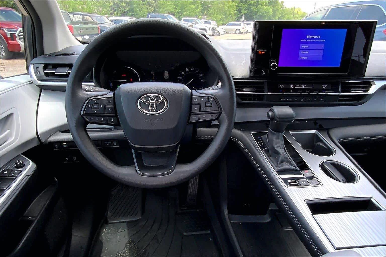 Used 2025 Toyota Sienna LE FWD image 6