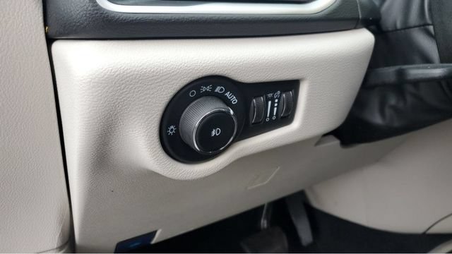 Used 2024 Chrysler Pacifica Touring-L FWD image 9