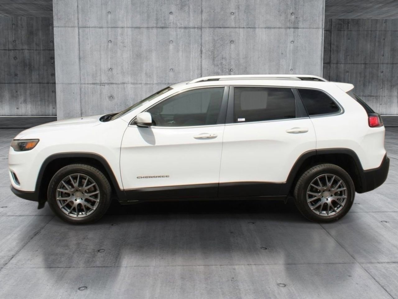 Used 2020 Jeep Cherokee Limited image 2