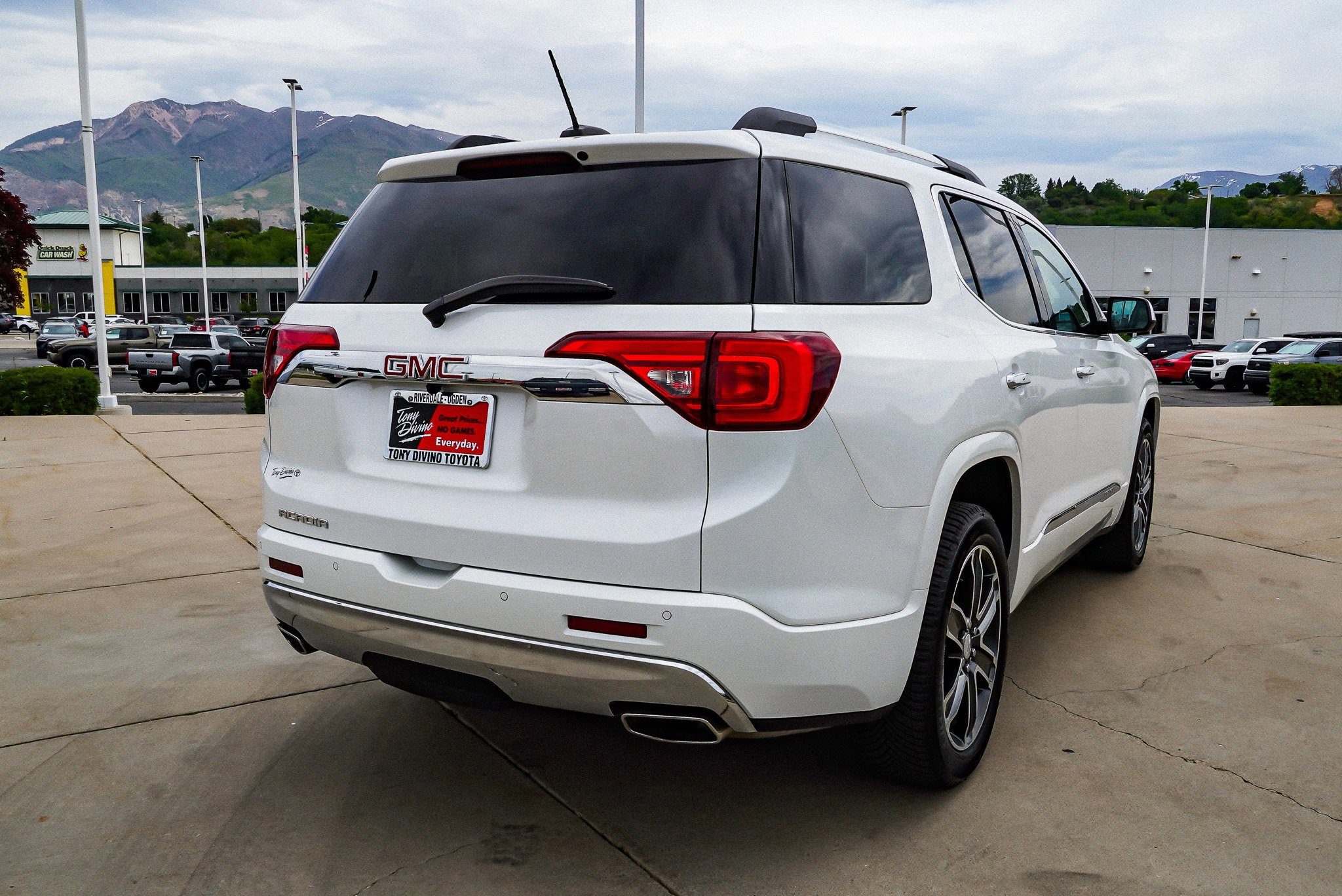 Used 2018 GMC Acadia Denali w/ Technology Package FWD image 8