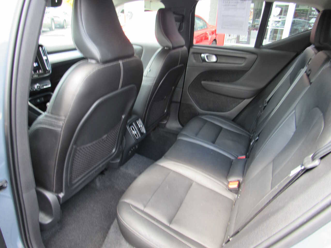 Used 2021 Volvo XC40 T5 Momentum image 12