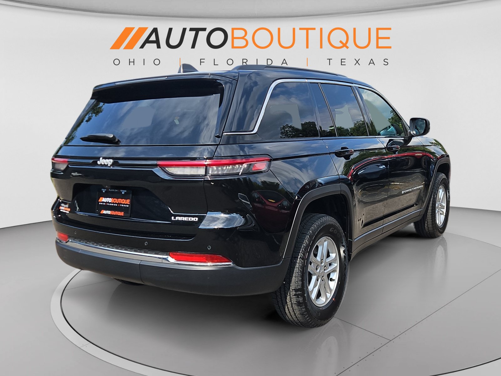 Used 2025 Jeep Grand Cherokee Laredo w/ Luxury Tech Group I AWD/4WD image 5