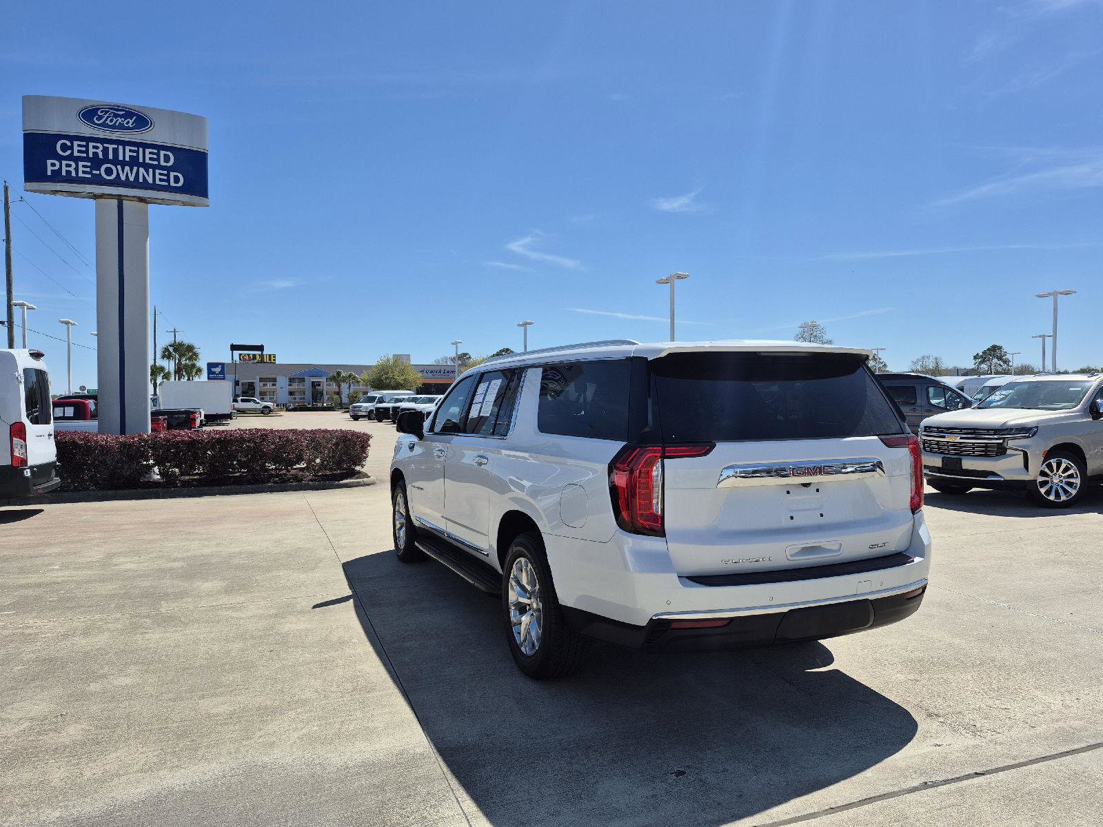 Used 2023 GMC Yukon XL SLT w/ SLT Premium Package image 22