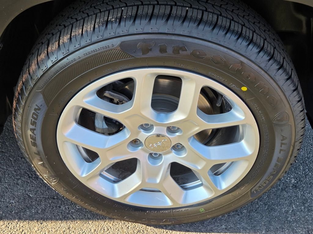 Used 2015 Jeep Renegade Latitude w/ Popular Equipment Group FWD image 11
