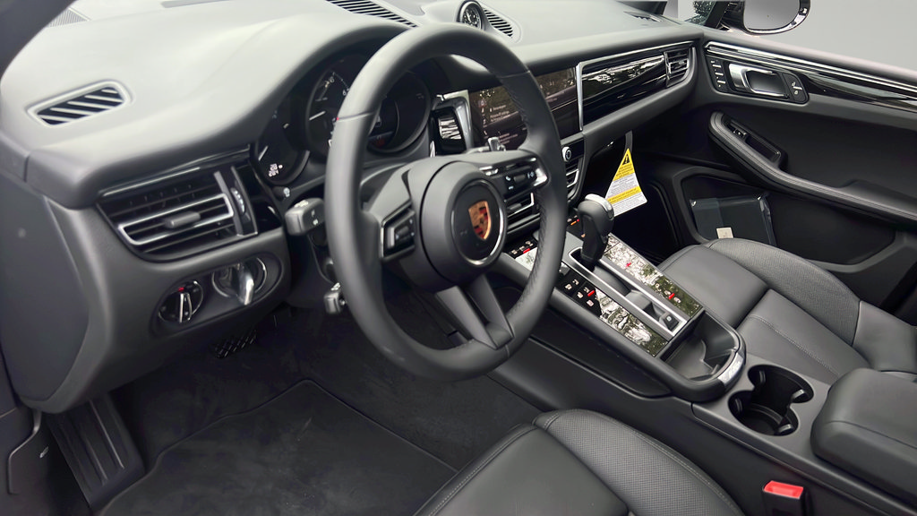 New 2026 Porsche Macan AWD/4WD image 4