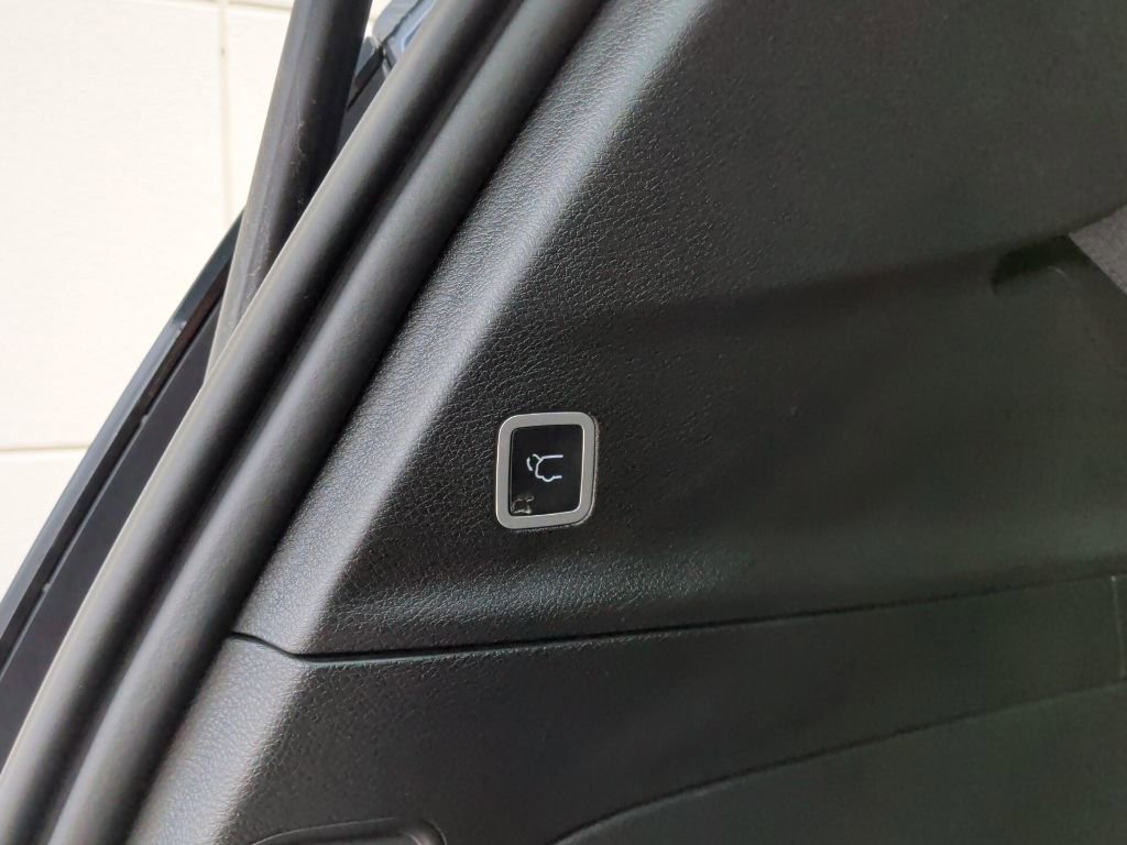 Used 2025 Chrysler Pacifica Limited w/ Uconnect Theater Family Group image 13