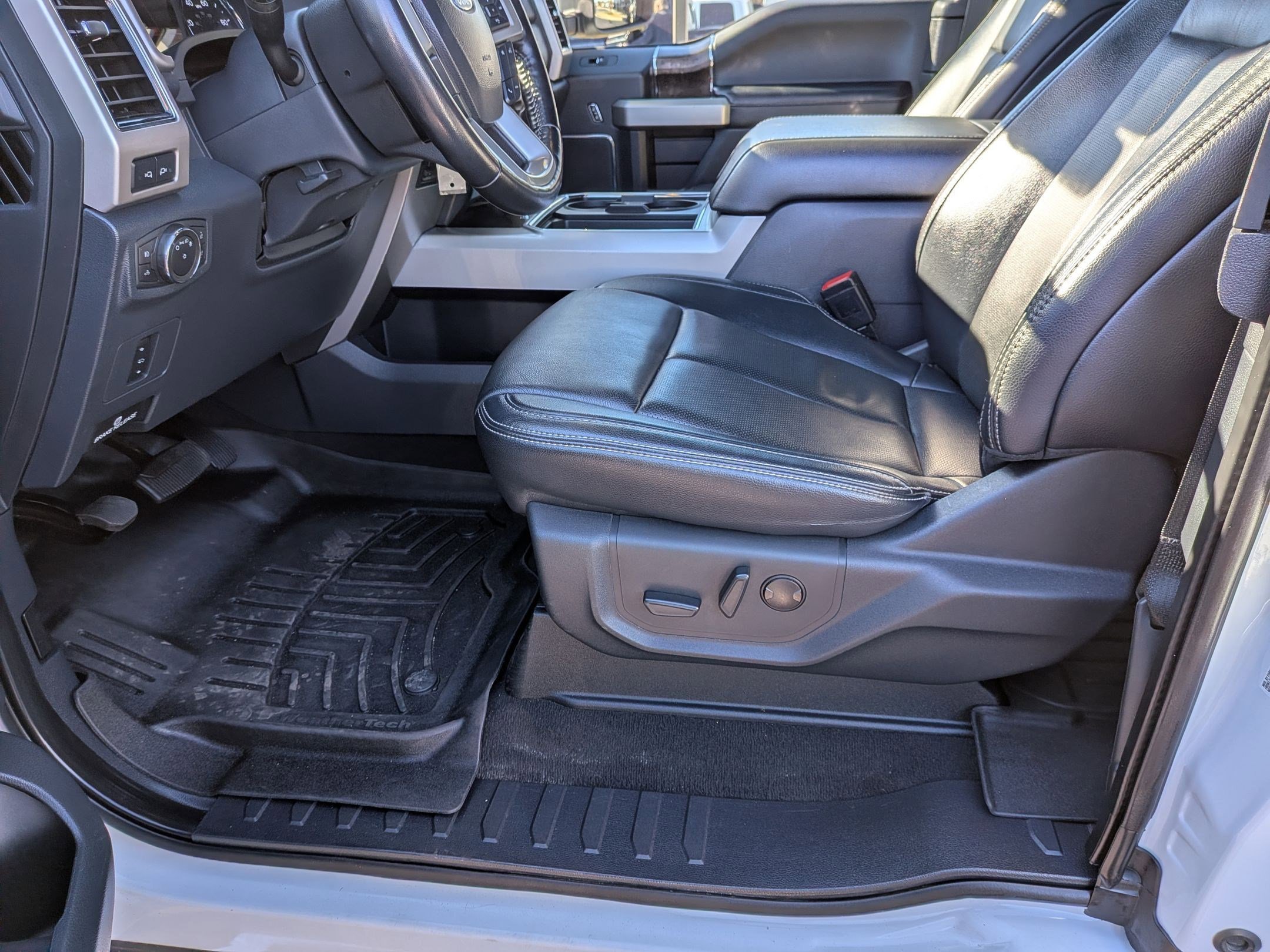 Used 2022 Ford F350 Lariat w/ Chrome Package image 13