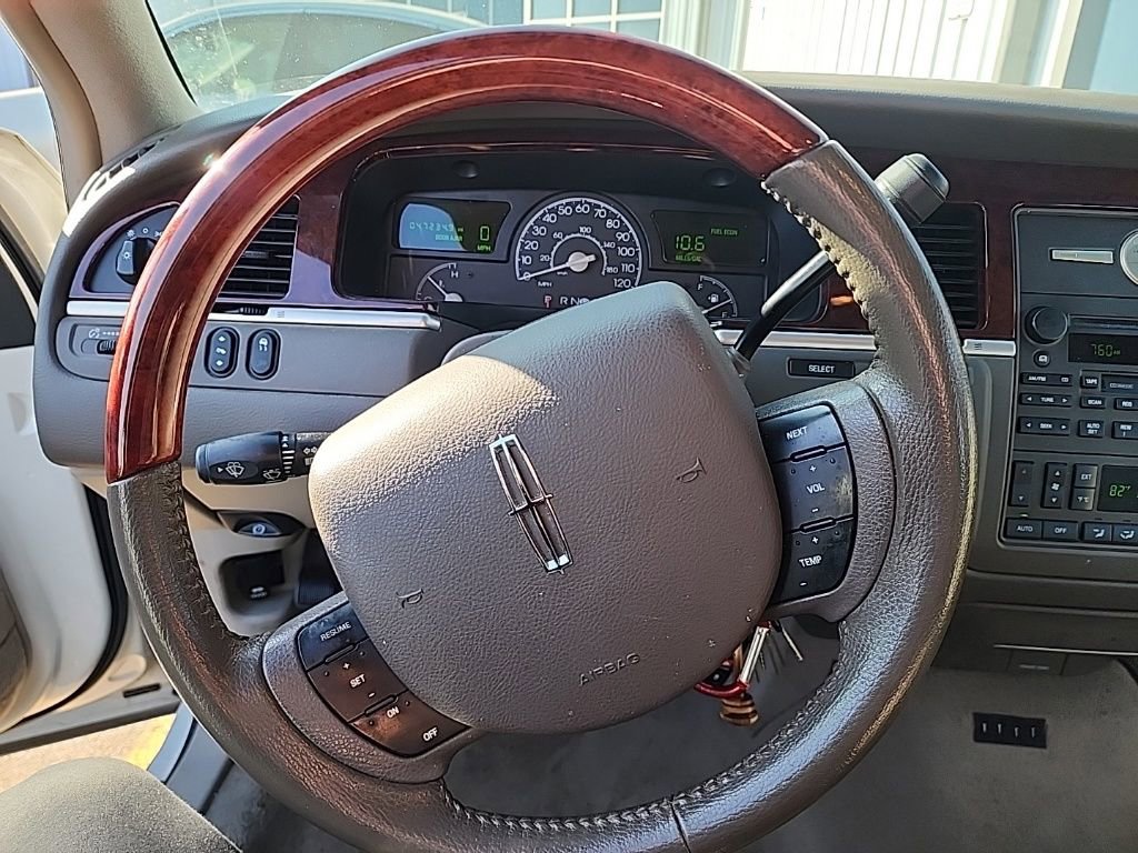 Used 2005 Lincoln Town Car Signature Limited image 16