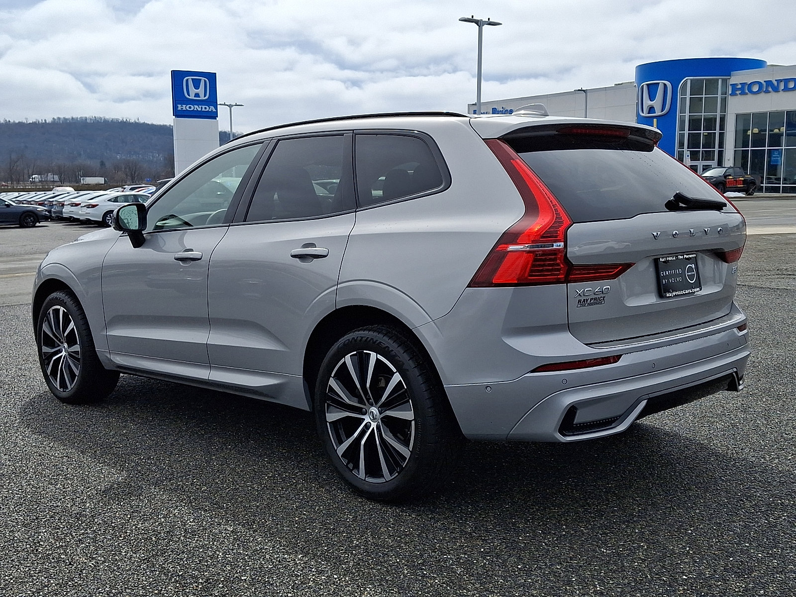 Certified 2023 Volvo XC60 B5 Plus w/ Climate Package image 4