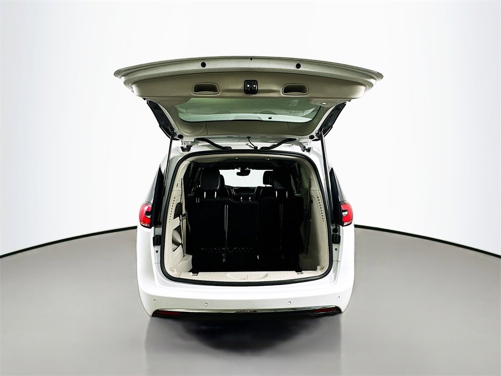 Used 2022 Chrysler Pacifica Touring-L image 36