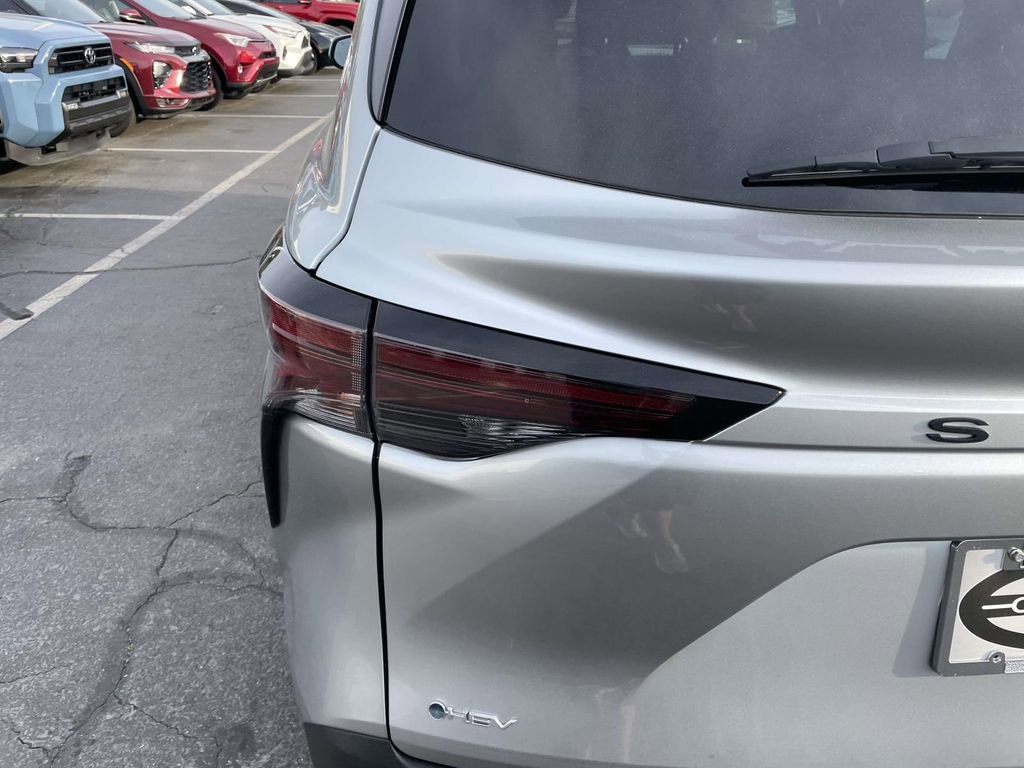 Used 2025 Toyota Sienna XLE image 19