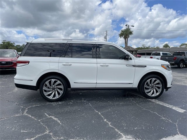 Used 2022 Lincoln Navigator Reserve image 3