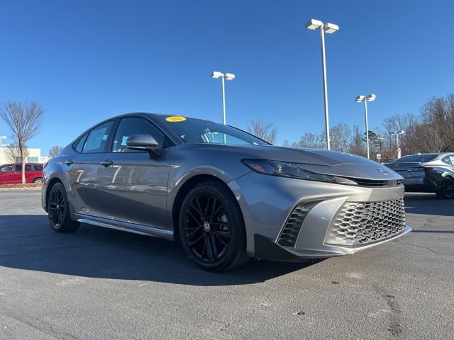 Used 2025 Toyota Camry SE image 3