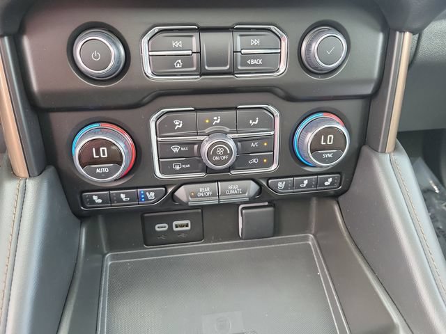 Used 2024 Chevrolet Suburban High Country AWD/4WD image 32