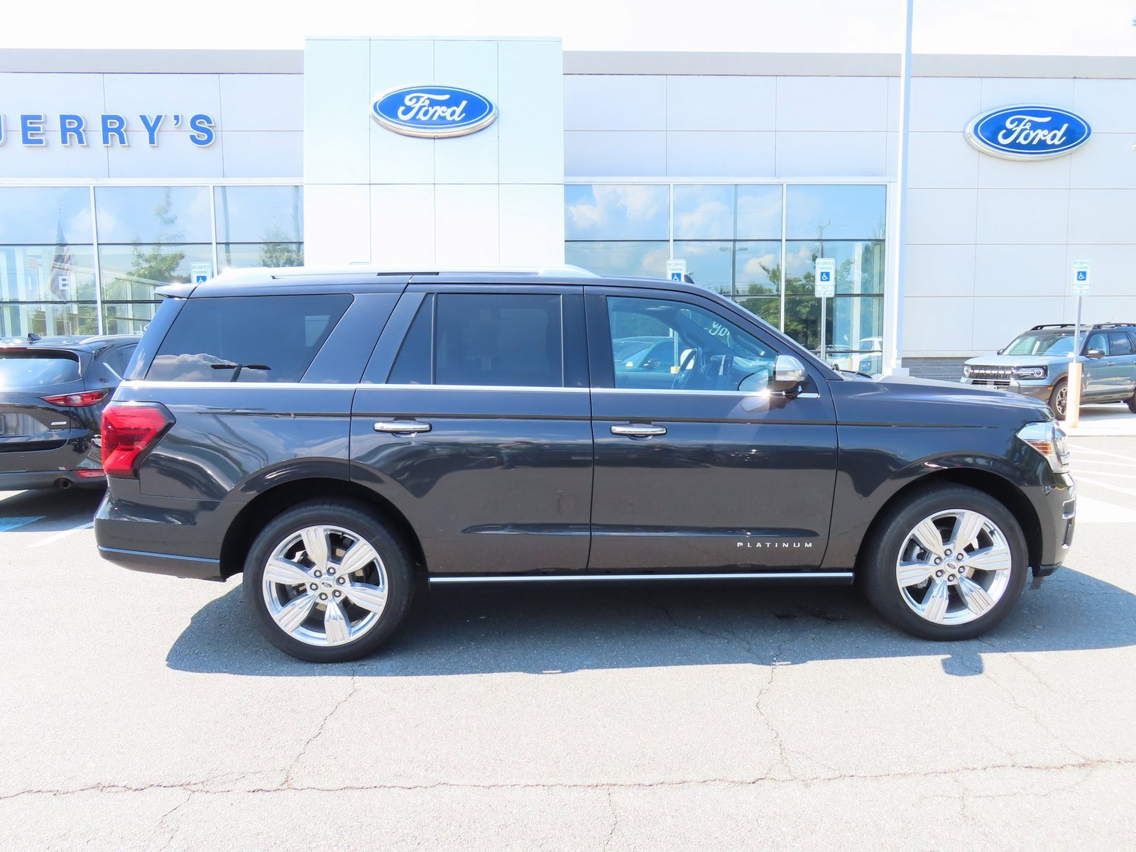Used 2023 Ford Expedition Platinum image 4