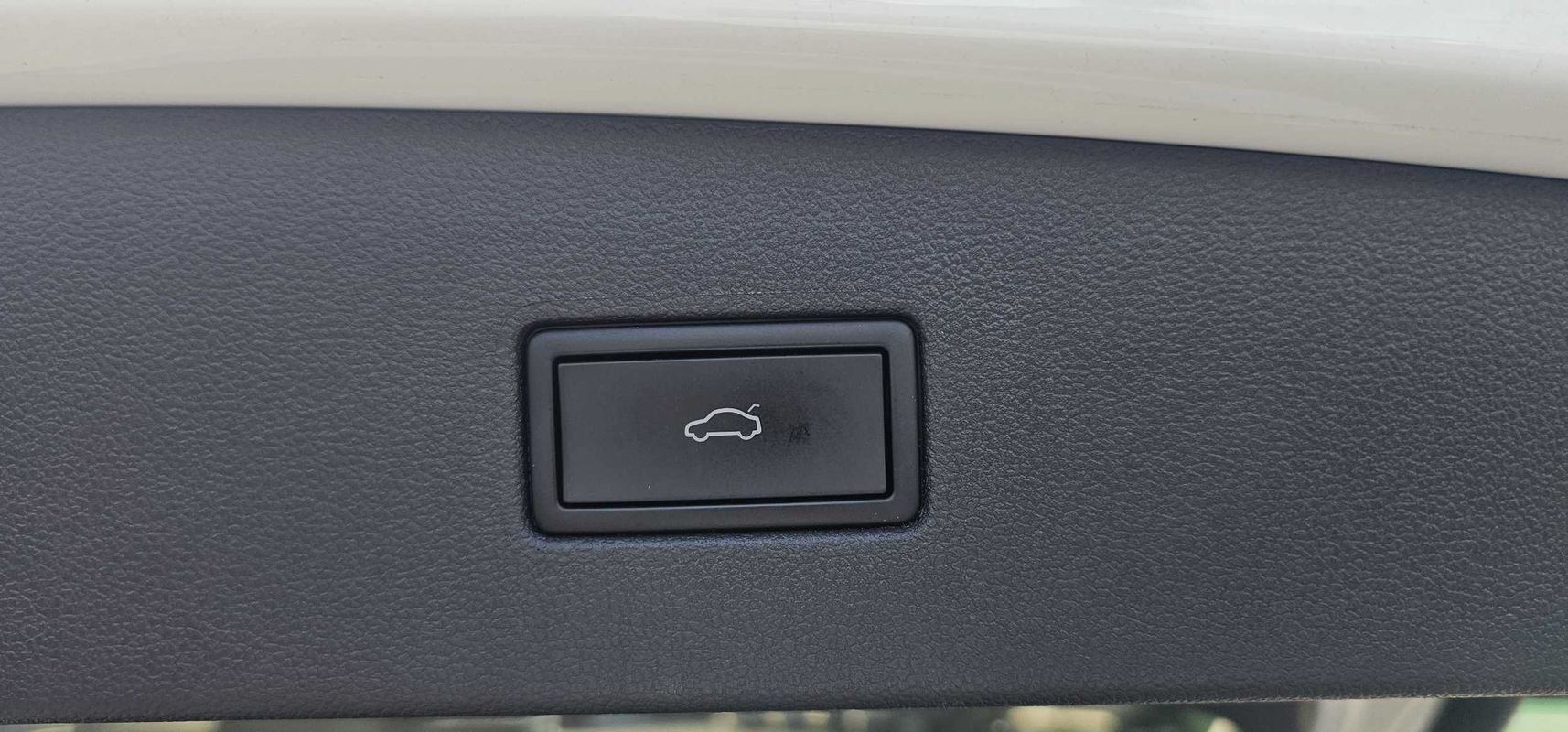 Used 2024 Volkswagen Tiguan SE w/ Panoramic Sunroof Package FWD image 25